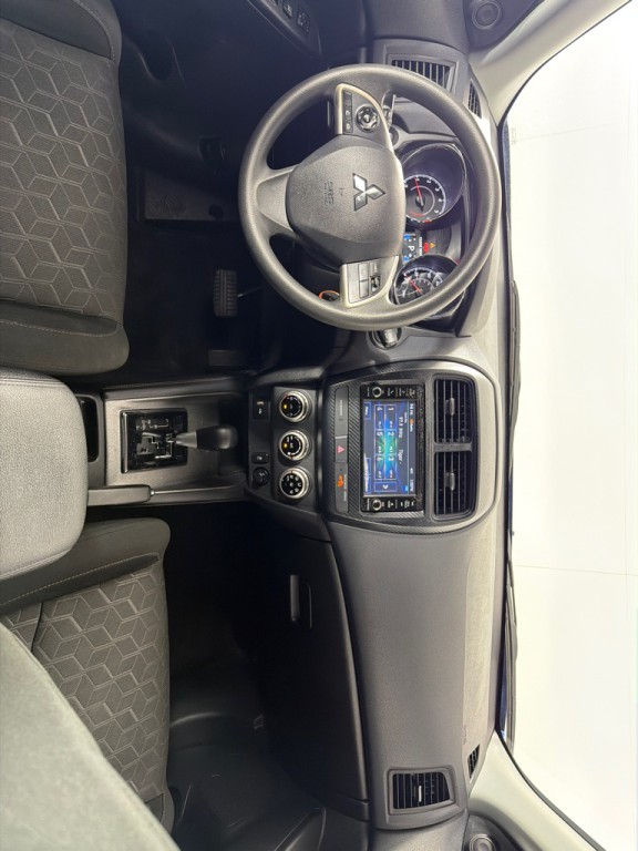 2021 Mitsubishi Outlander Image 26