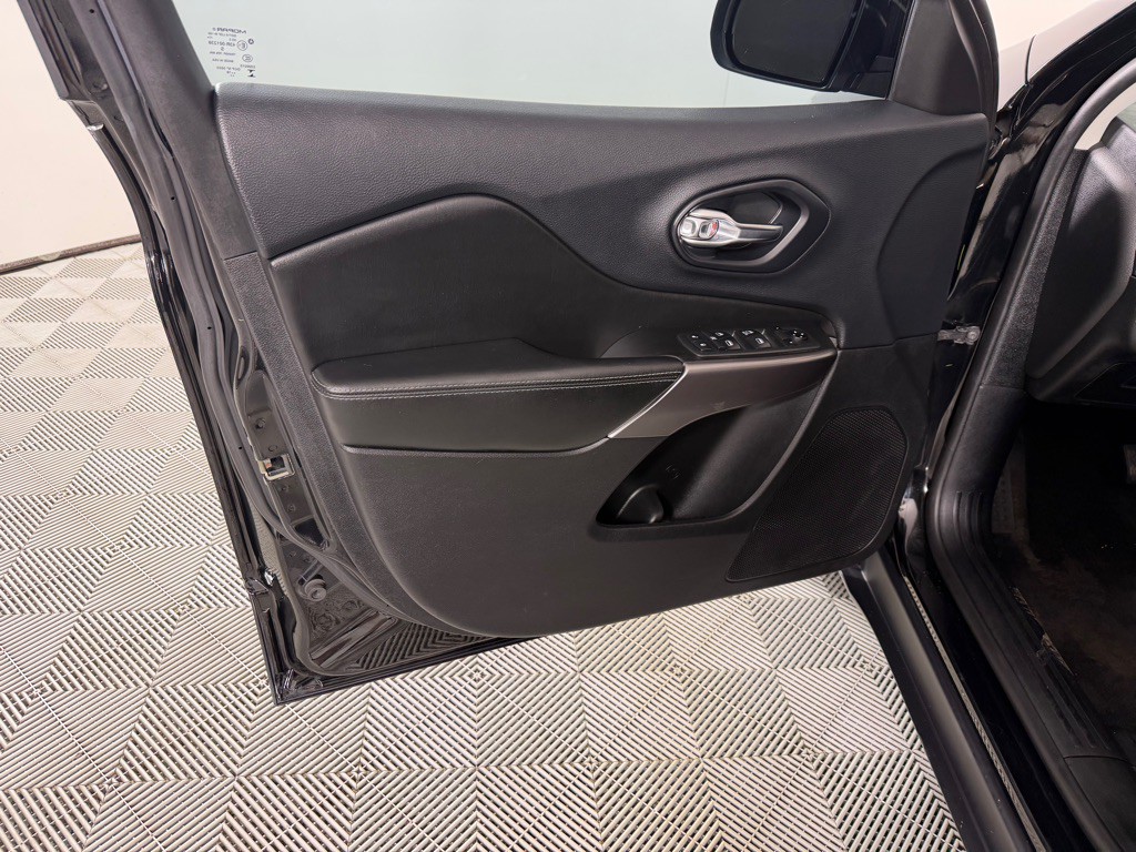 2019 Jeep Cherokee Image 9