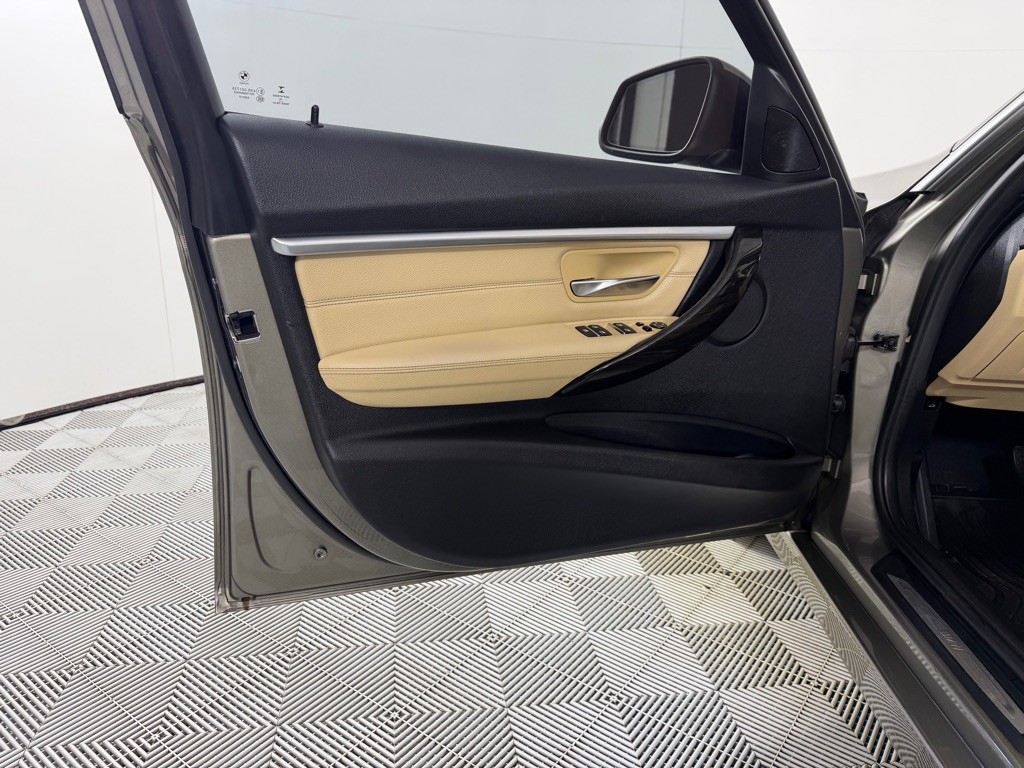 2017 BMW 3 Series Image 11