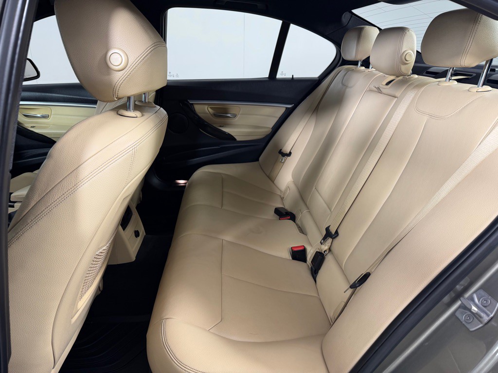 2017 BMW 3 Series Image 21