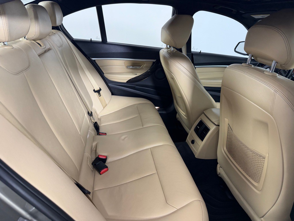 2017 BMW 3 Series Image 23