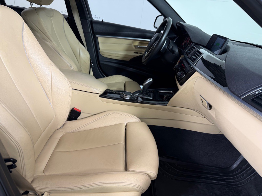 2017 BMW 3 Series Image 24