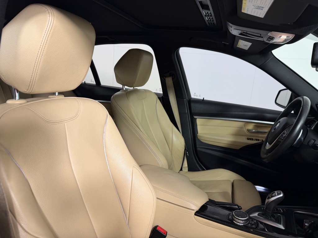 2017 BMW 3 Series Image 25