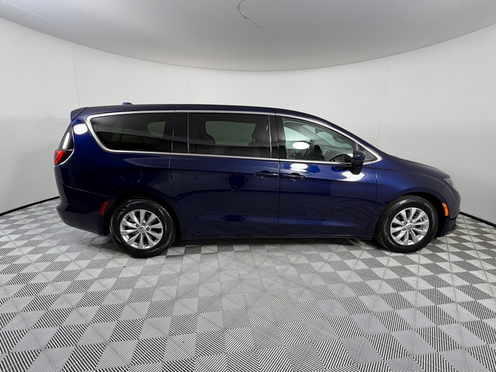 2017 Chrysler Pacifica Image 4