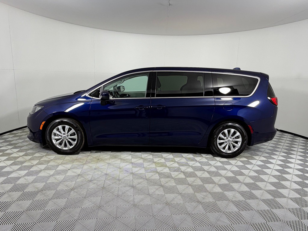2017 Chrysler Pacifica Image 8