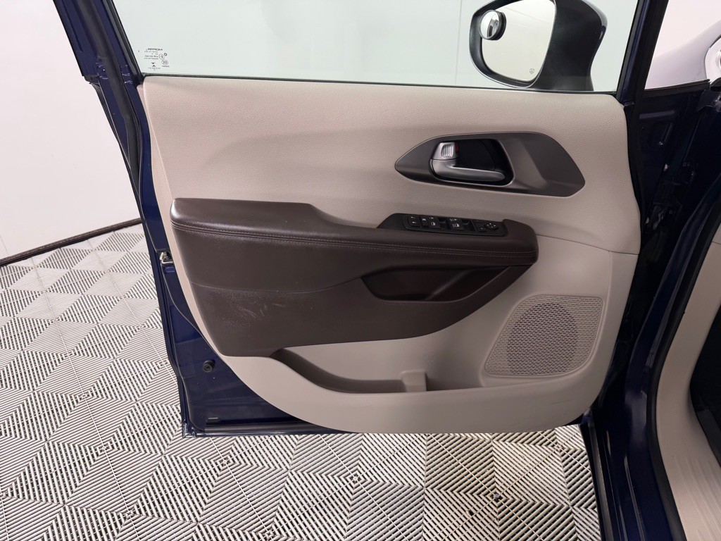 2017 Chrysler Pacifica Image 10