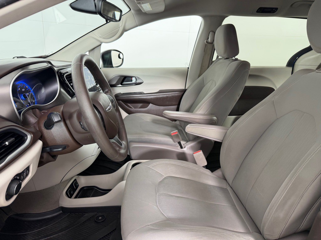 2017 Chrysler Pacifica Image 11