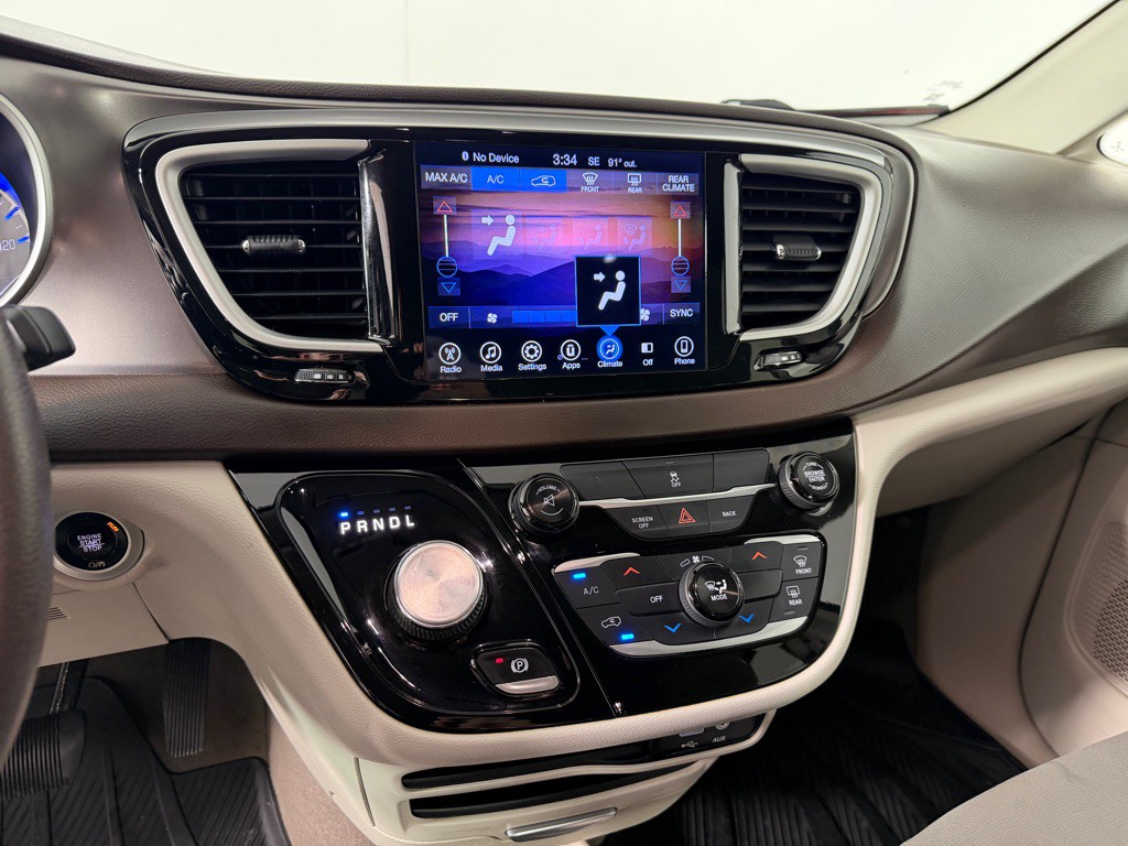 2017 Chrysler Pacifica Image 16