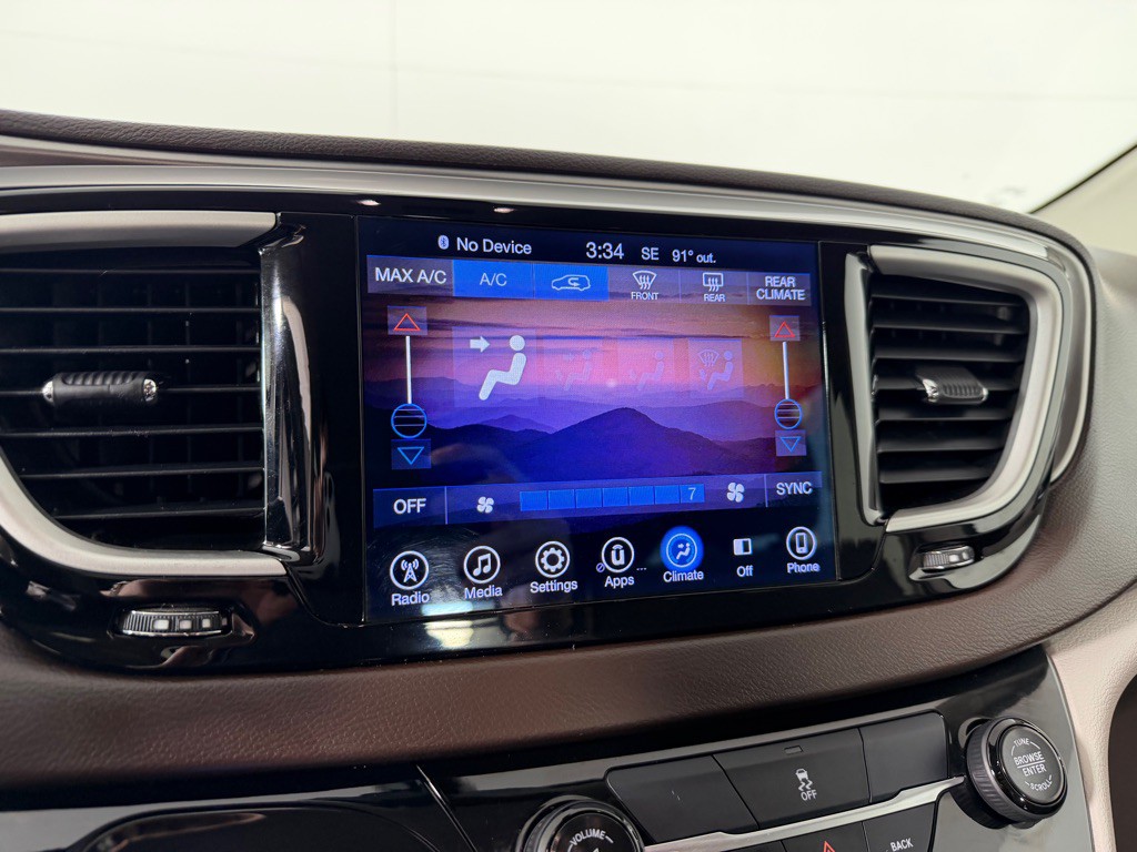 2017 Chrysler Pacifica Image 17