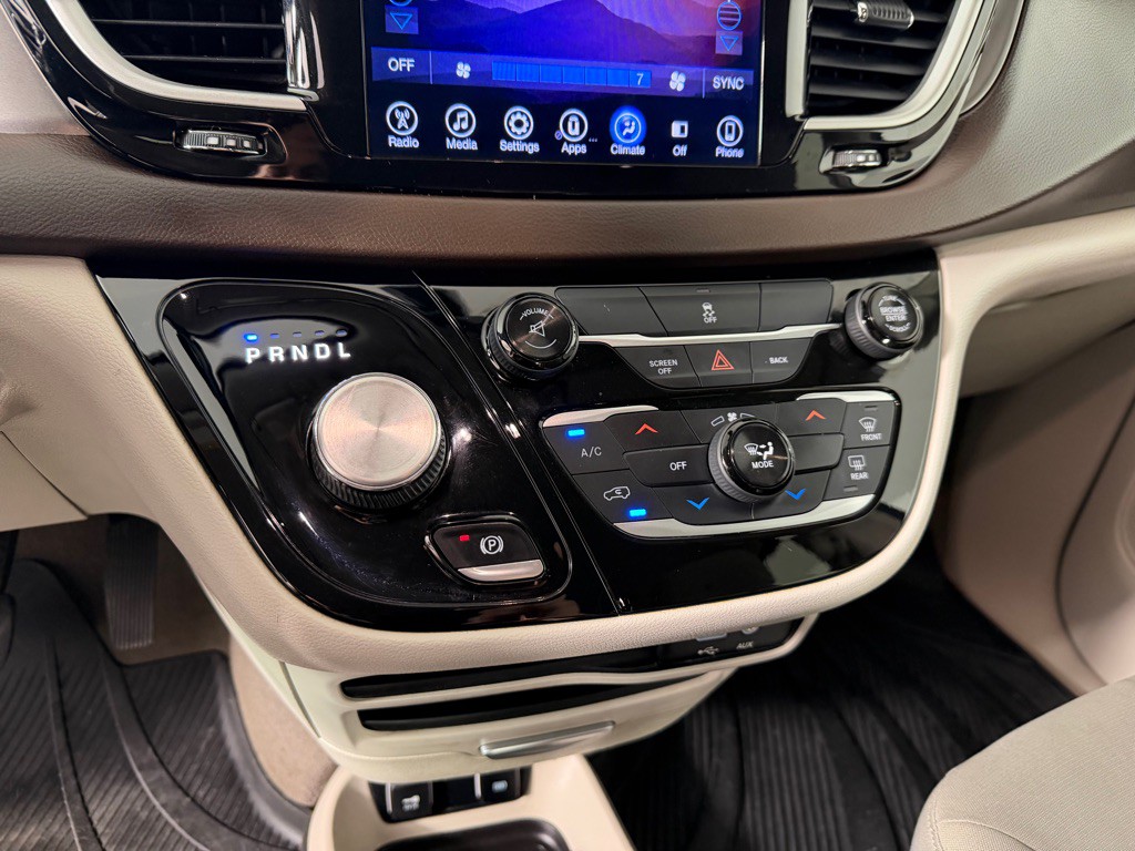 2017 Chrysler Pacifica Image 18