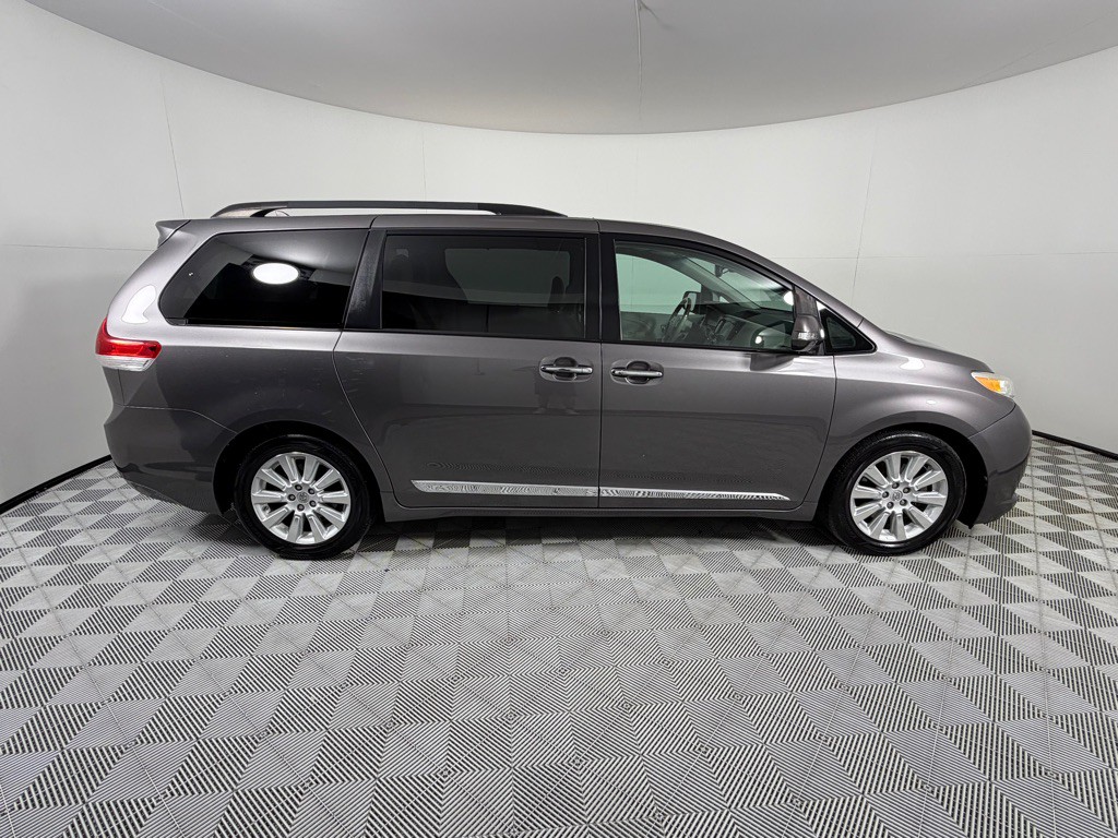 2014 Toyota Sienna Image 5