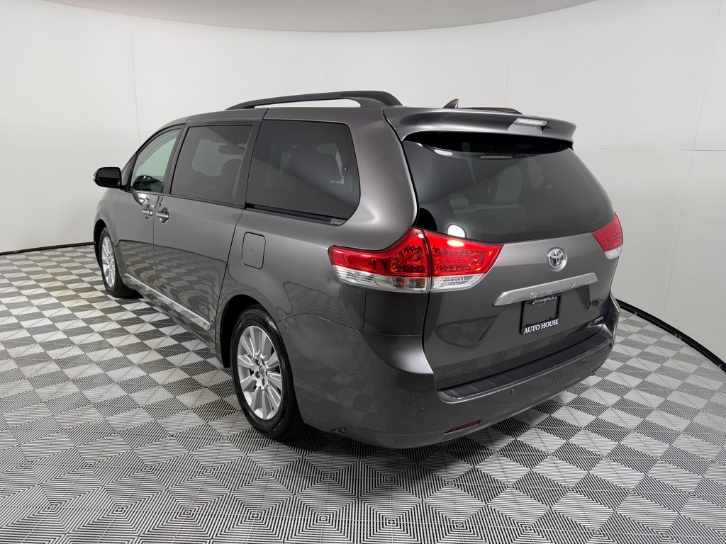2014 Toyota Sienna Image 8