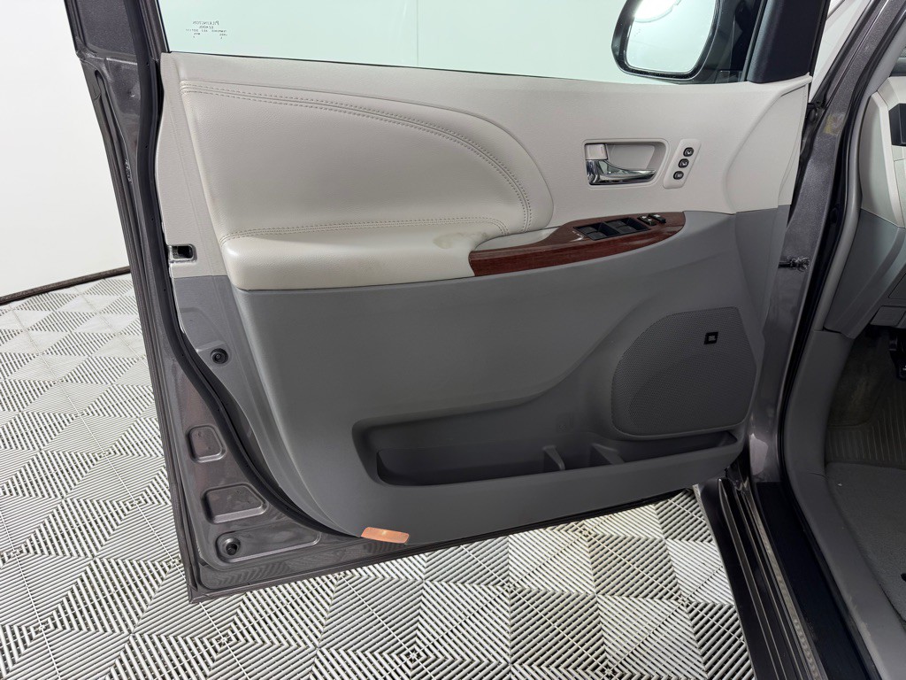 2014 Toyota Sienna Image 11
