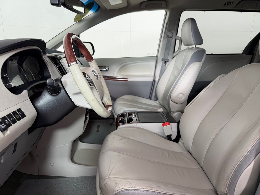 2014 Toyota Sienna Image 12