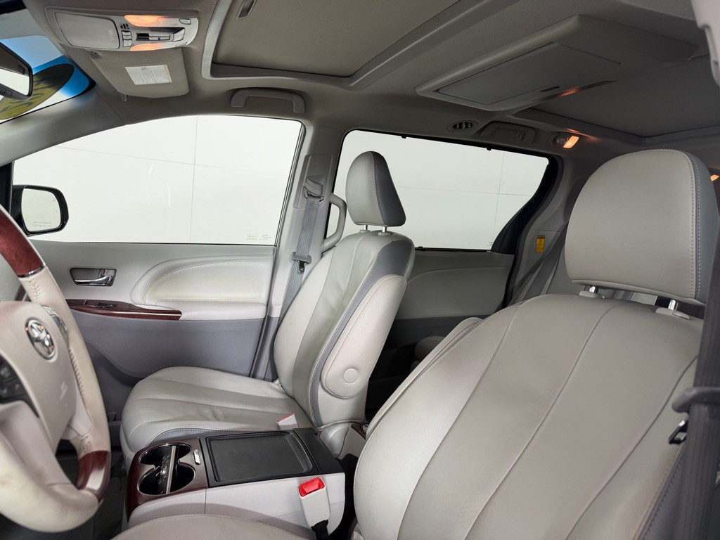 2014 Toyota Sienna Image 13