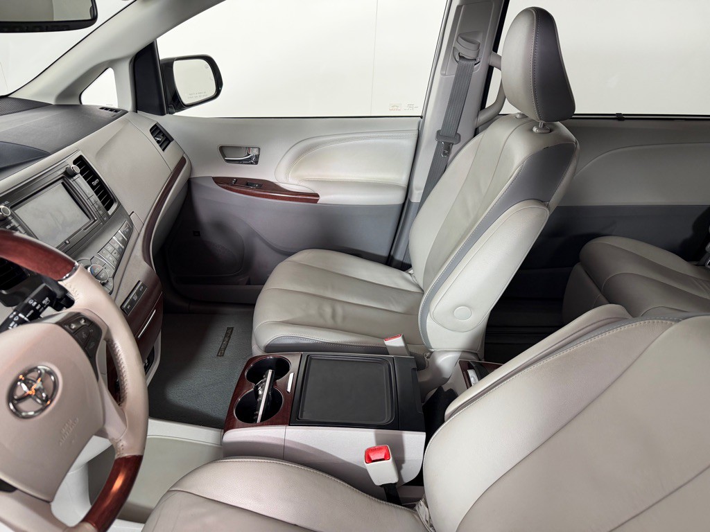 2014 Toyota Sienna Image 14