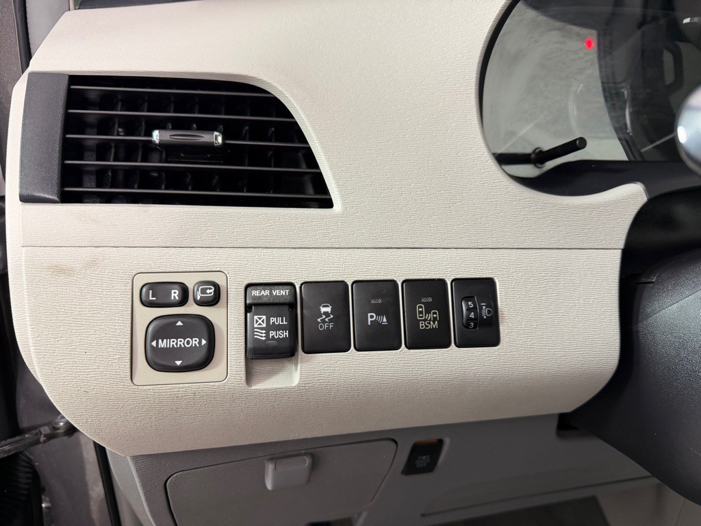 2014 Toyota Sienna Image 15