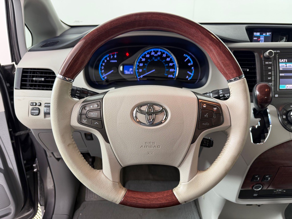 2014 Toyota Sienna Image 16