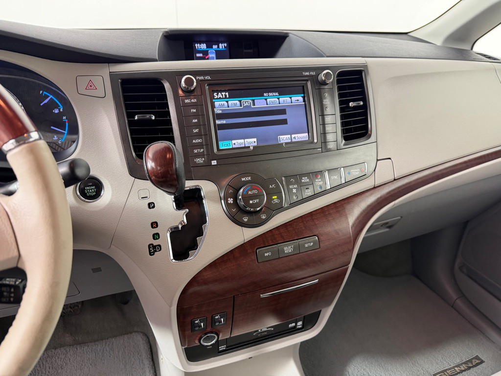 2014 Toyota Sienna Image 17