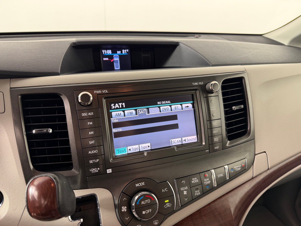 2014 Toyota Sienna Image 18