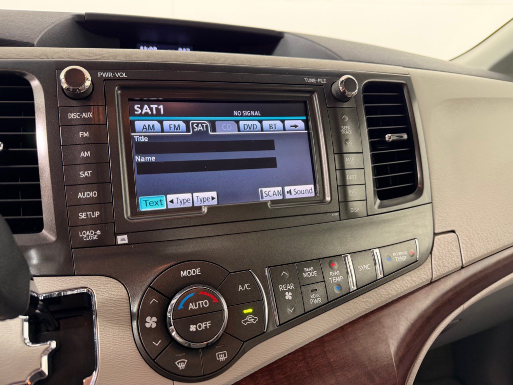 2014 Toyota Sienna Image 19
