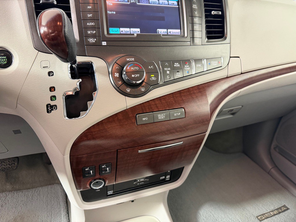 2014 Toyota Sienna Image 20