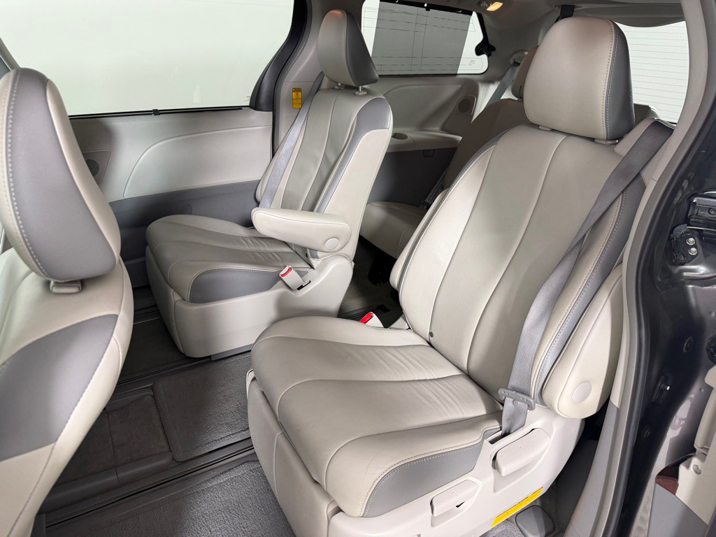 2014 Toyota Sienna Image 22
