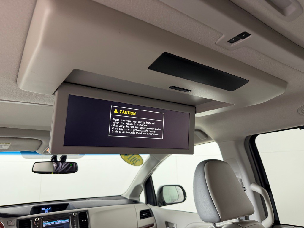 2014 Toyota Sienna Image 24