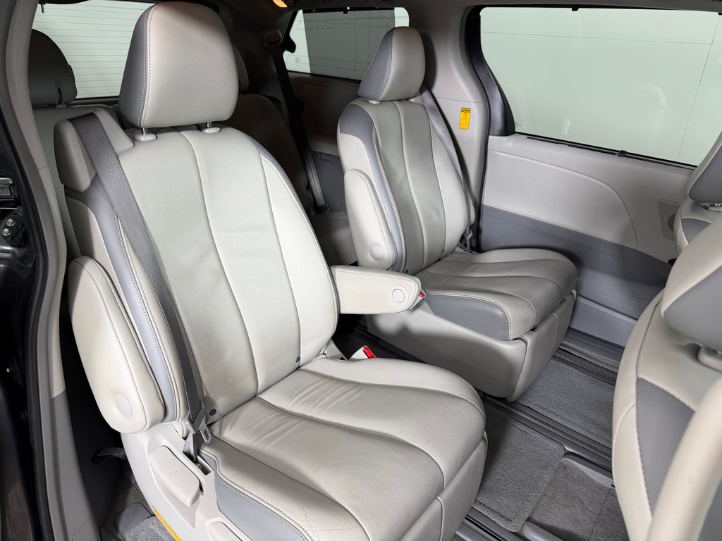 2014 Toyota Sienna Image 25
