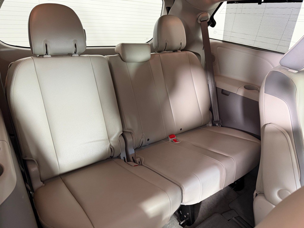 2014 Toyota Sienna Image 26