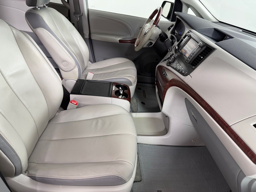 2014 Toyota Sienna Image 27