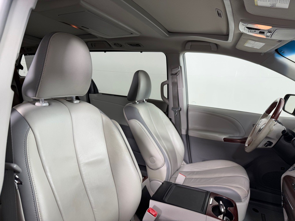 2014 Toyota Sienna Image 28