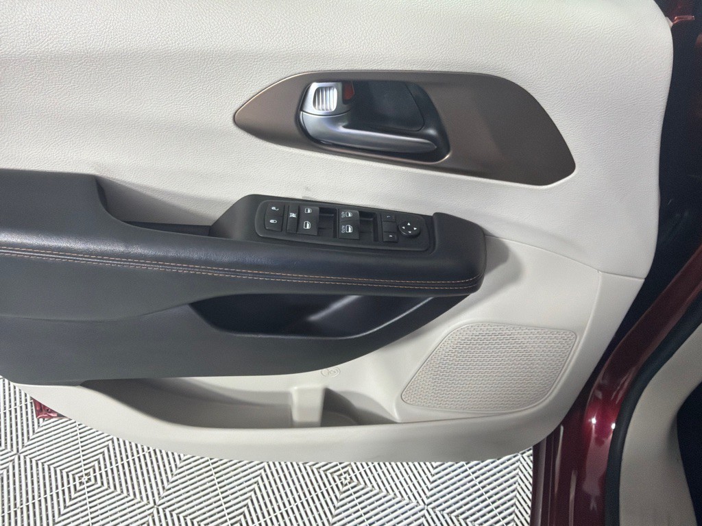 2019 Chrysler Pacifica Image 11