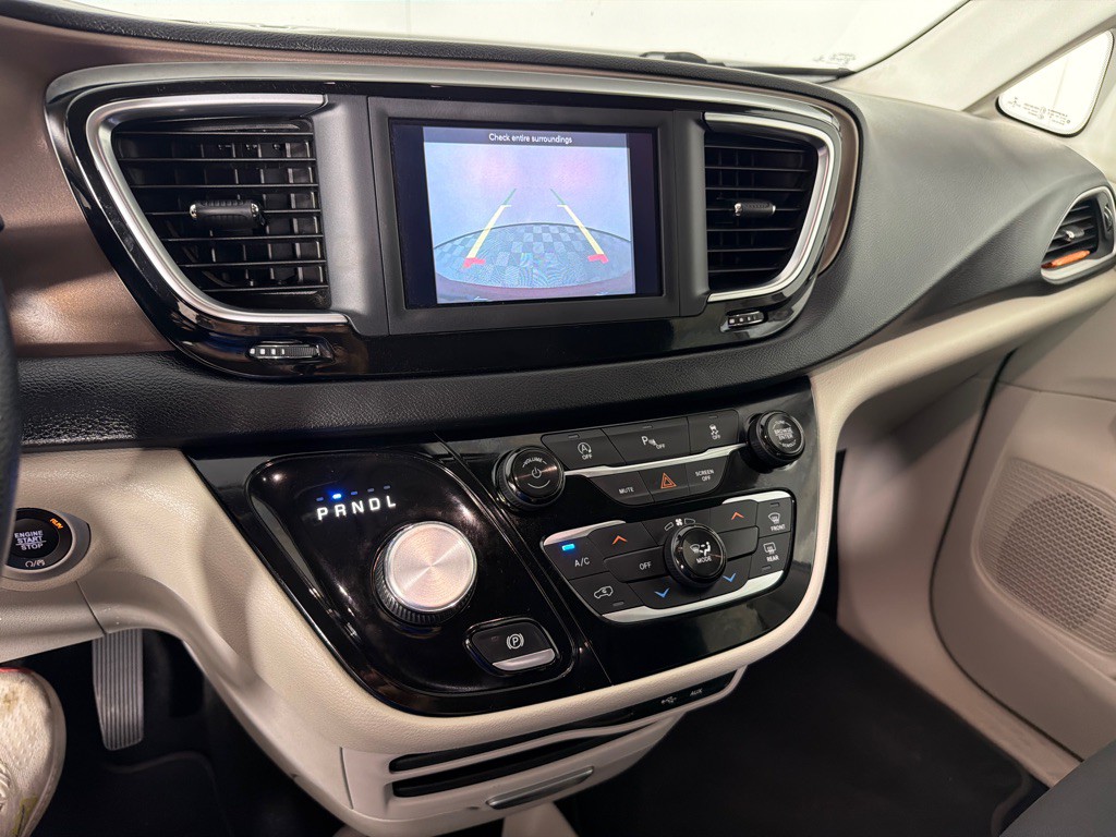 2019 Chrysler Pacifica Image 17