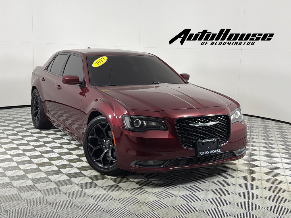 2019 Chrysler 300 Image 1
