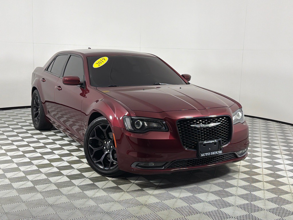2019 Chrysler 300 Image 2