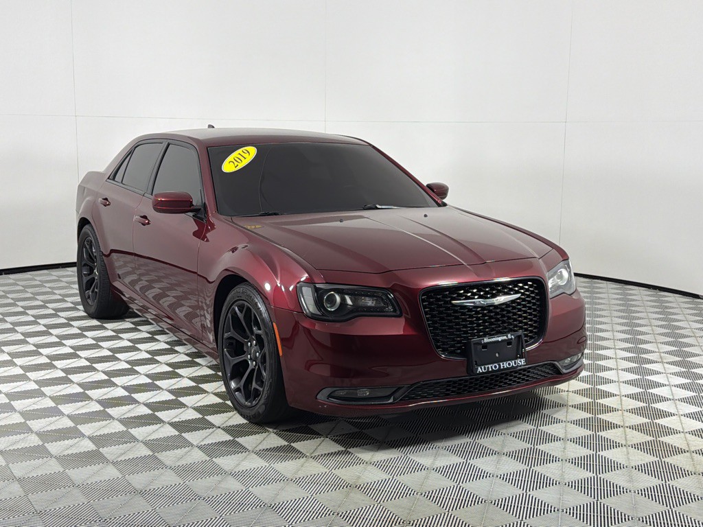 2019 Chrysler 300 Image 3
