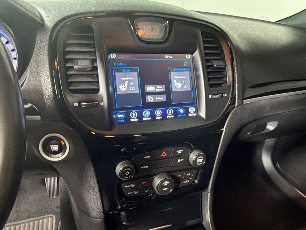 2019 Chrysler 300 Image 9
