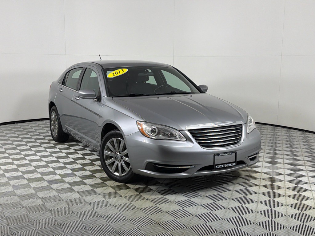2013 Chrysler 200 Image 2