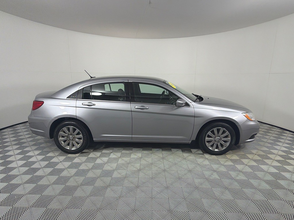 2013 Chrysler 200 Image 4