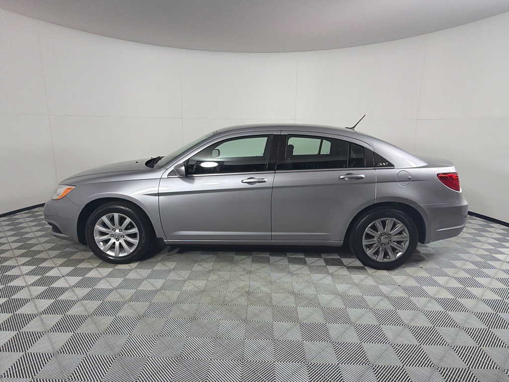 2013 Chrysler 200 Image 8