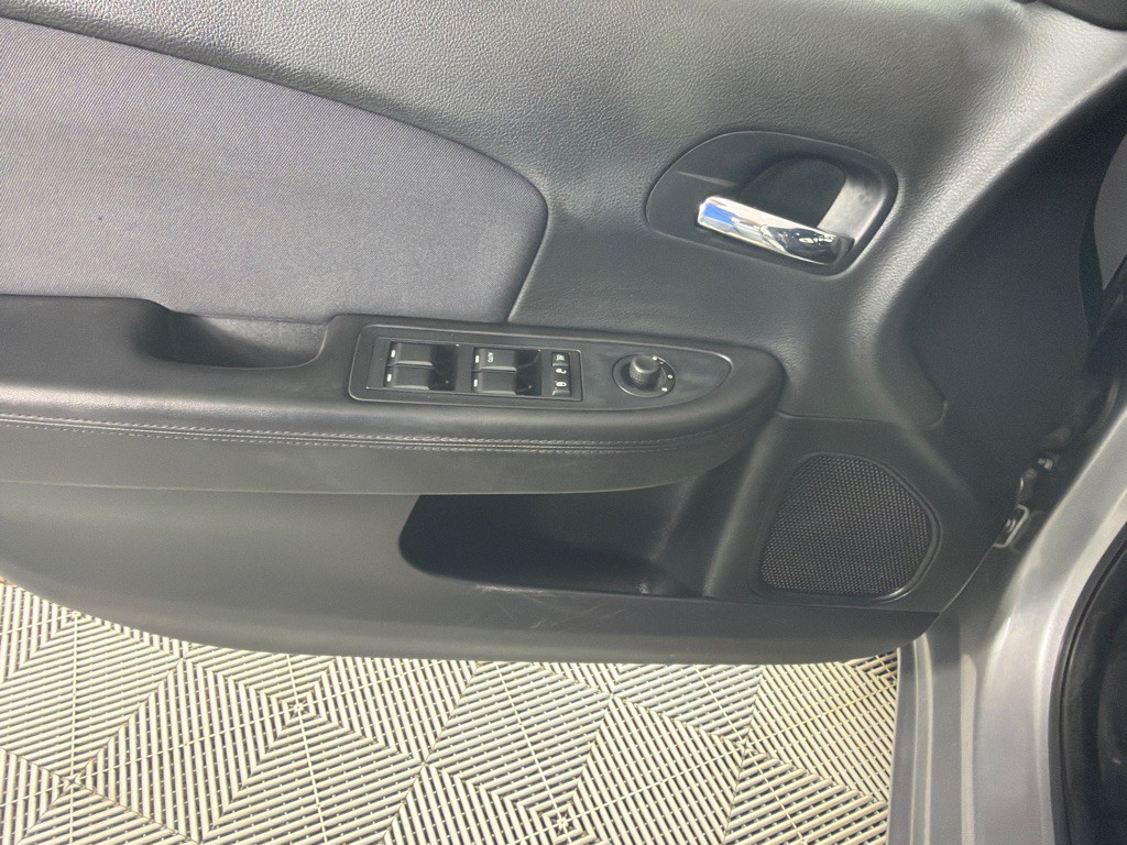 2013 Chrysler 200 Image 11