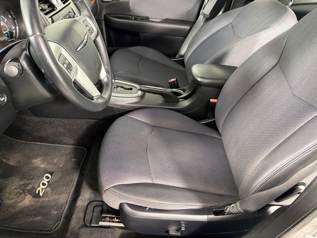 2013 Chrysler 200 Image 12