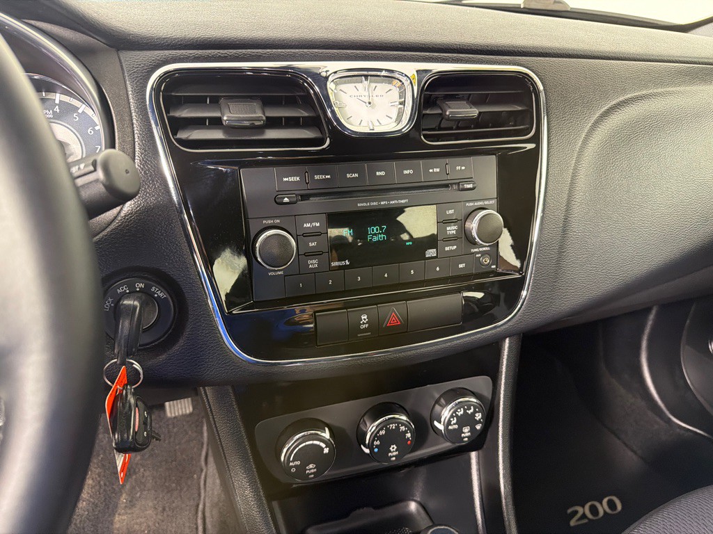 2013 Chrysler 200 Image 15