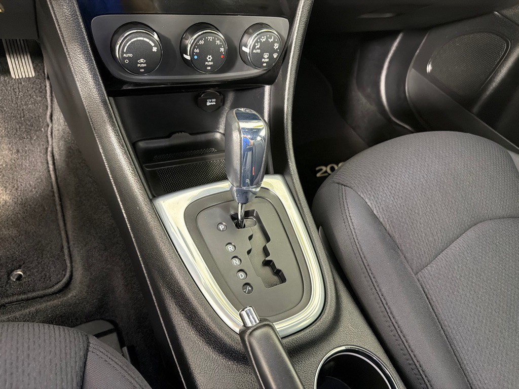 2013 Chrysler 200 Image 16