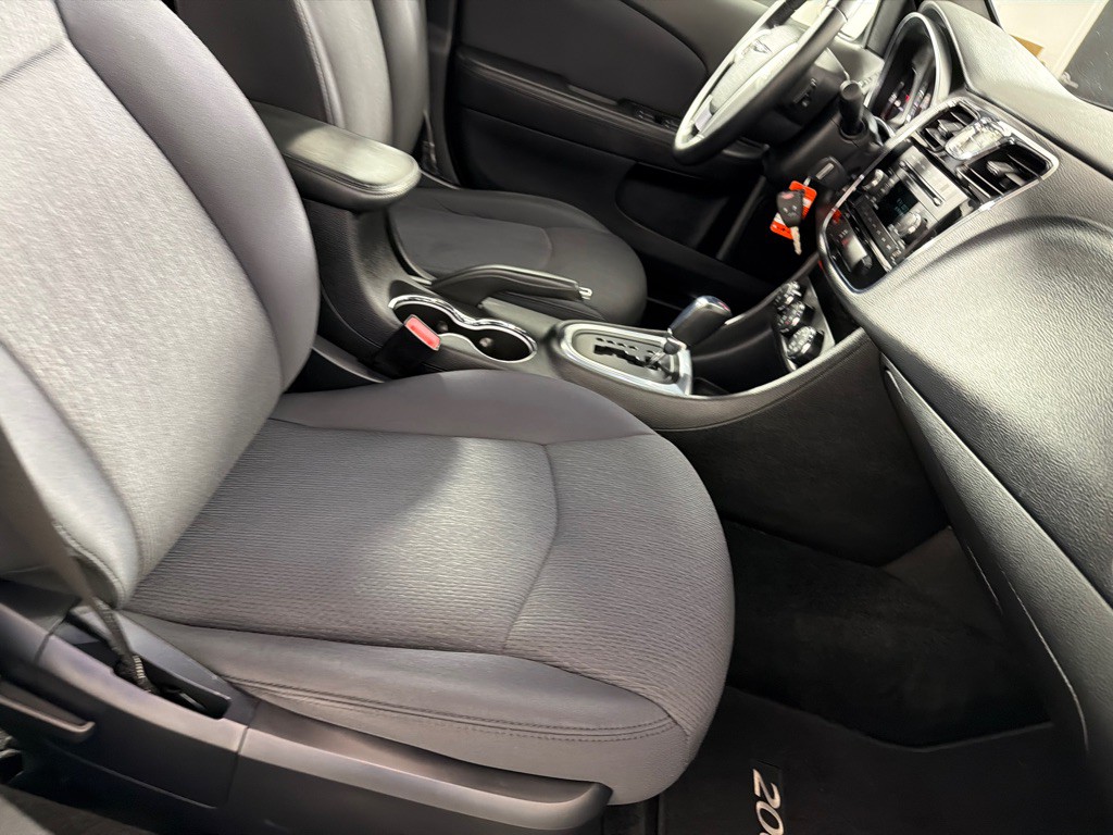2013 Chrysler 200 Image 21