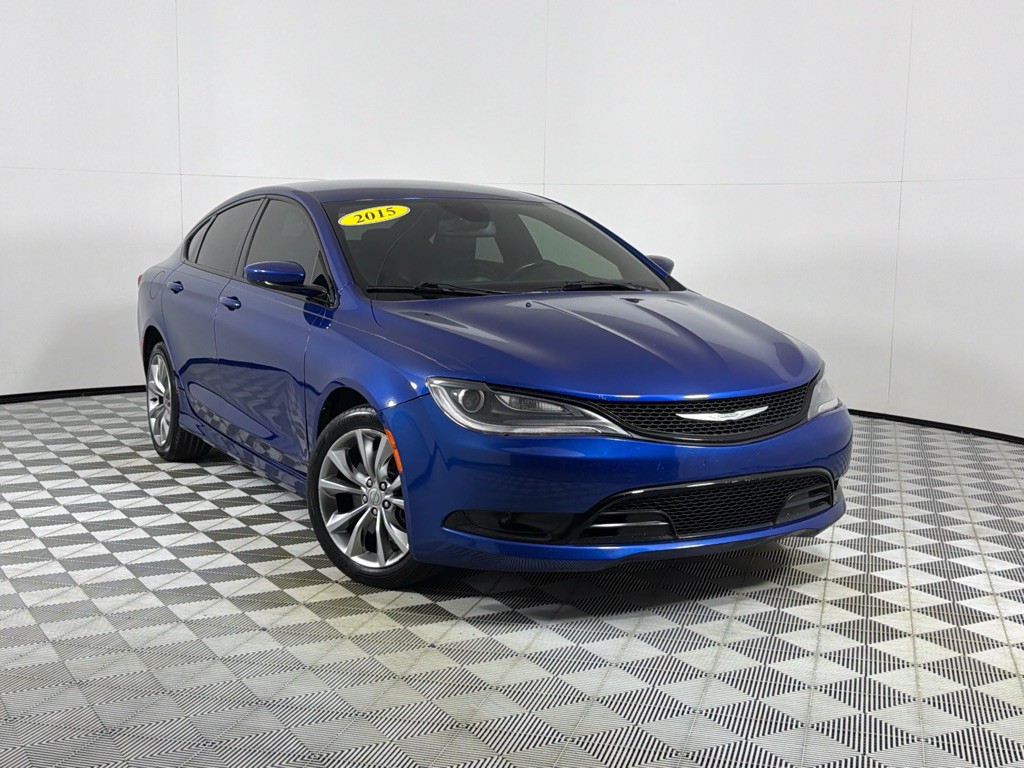 2015 Chrysler 200 Image 2