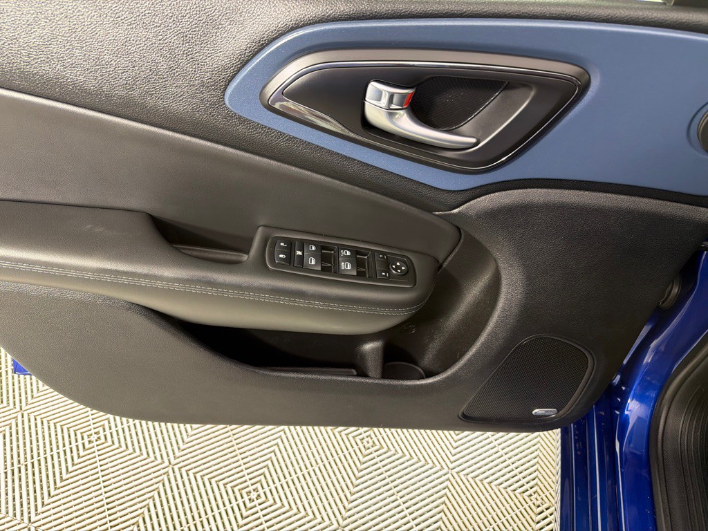 2015 Chrysler 200 Image 10