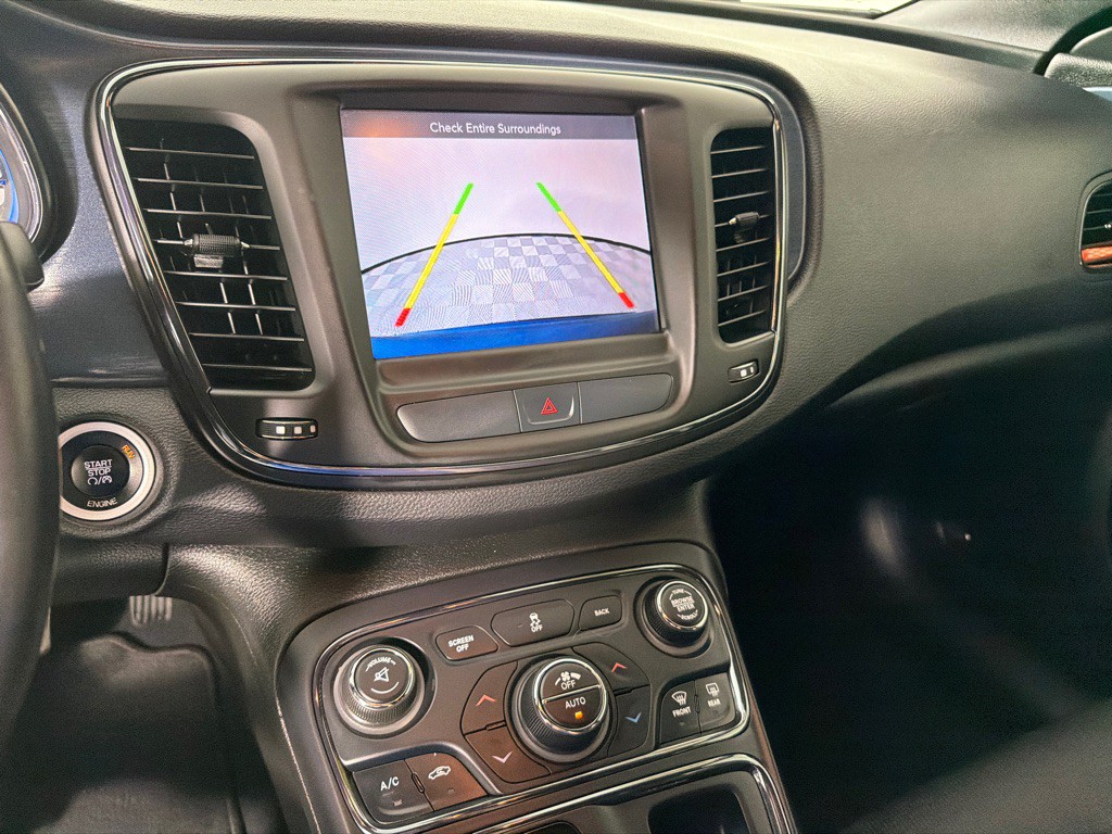 2015 Chrysler 200 Image 17