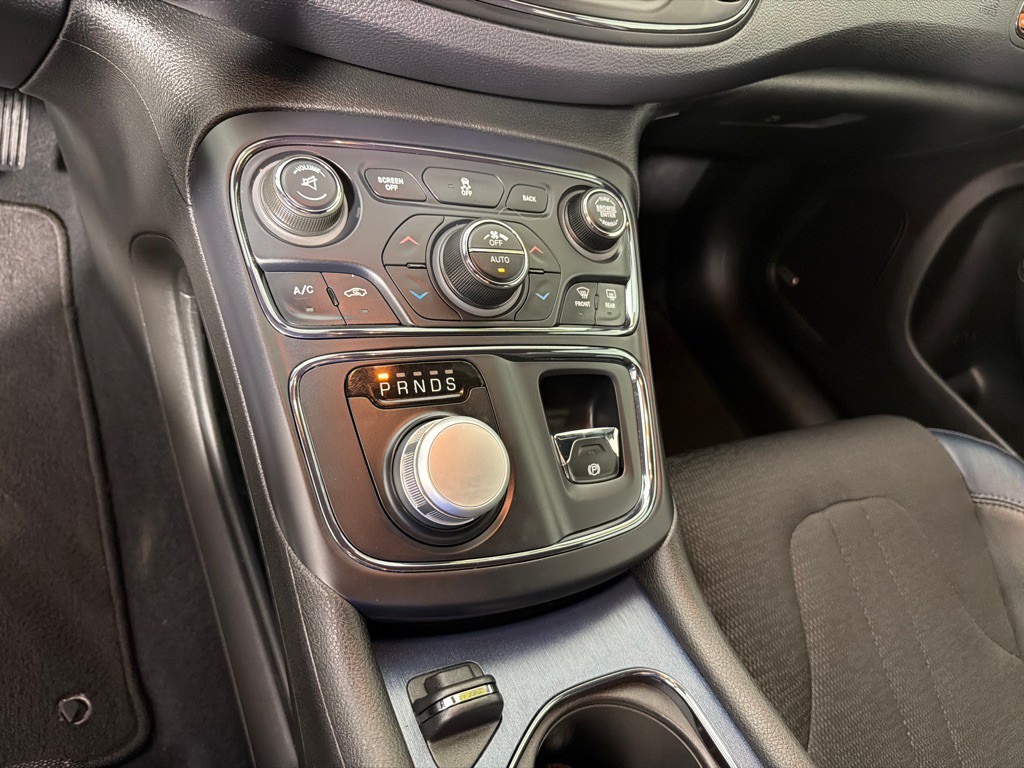 2015 Chrysler 200 Image 18